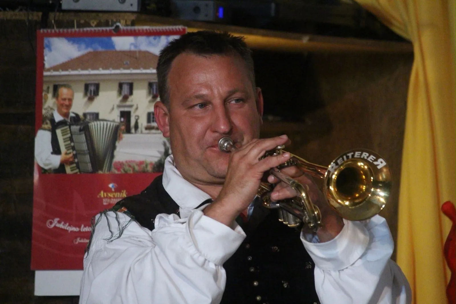 Musiker spielt eine Reiterer-Trompete im Konzert