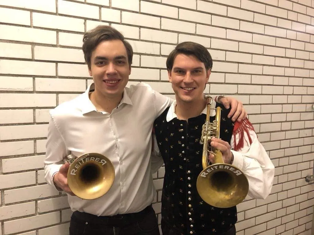 Zwei Musiker mit Reiterer-Trompeten backstage