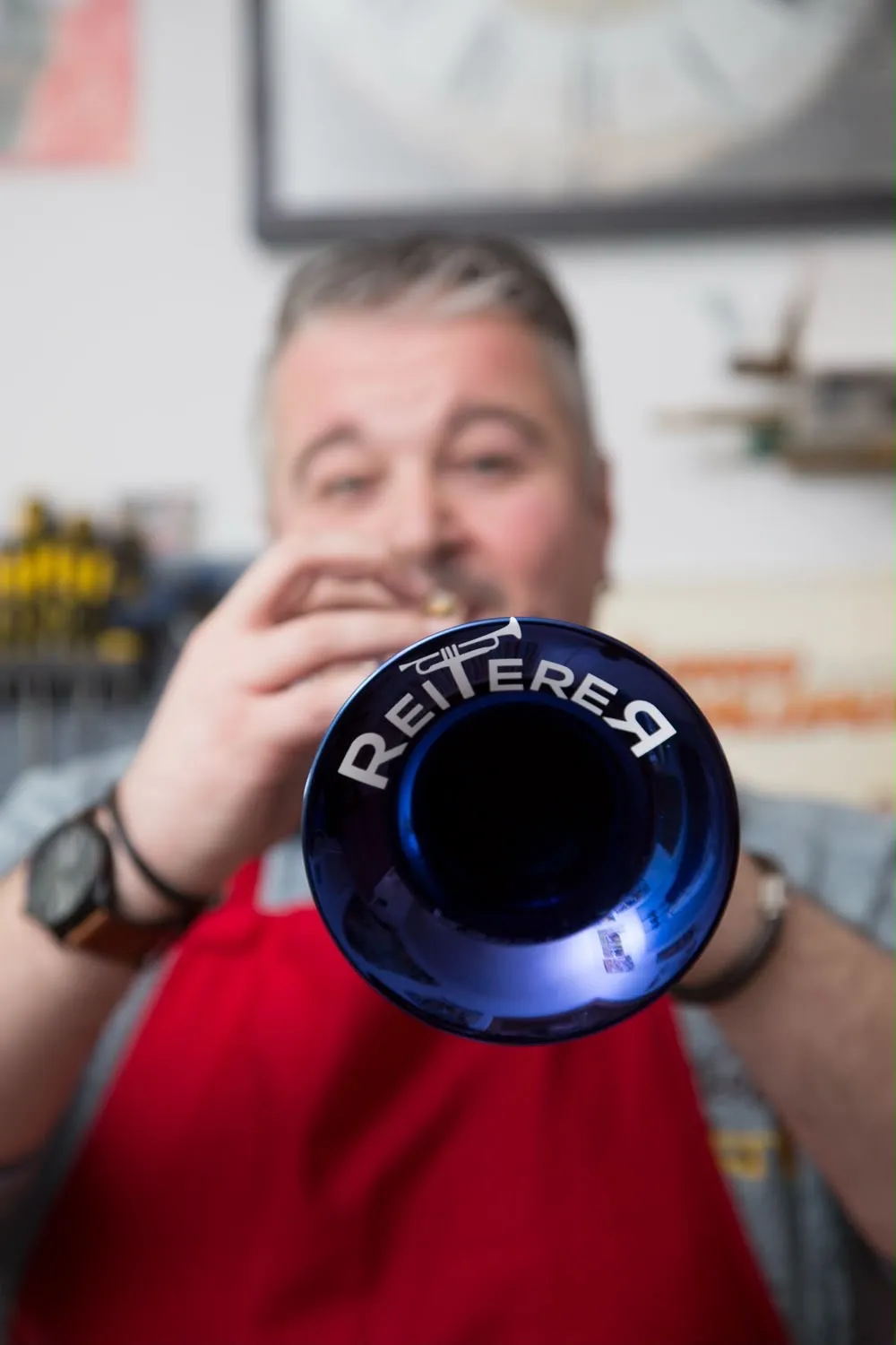 Musiker spielt eine blaue Reiterer-Trompete